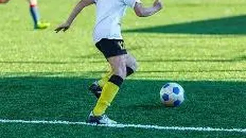 中国男篮三分球表现抢眼：21投10中，命中率47.6%，对手三分球18投仅3中